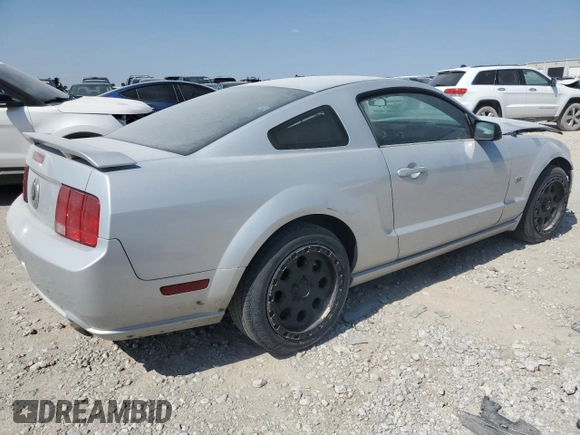 2006 Ford Mustang GT Deluxe z VIN 1ZVFT82H565248899, wystawiony jako Copart lot #52450805 z przebiegiem 166 284 mil mil oraz Czysty tytuł • Clean title. Historia ofert i sprzedaży dostępna na DreamBid. Obrazek 3.