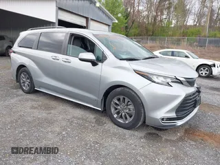2021 Toyota Sienna XLE with VIN 5TDJRKEC1MS027266, listed as a IAAI auction lot 41956093 with 61,341 mi miles. Bid and sale history available at carsss.com. Image 1.