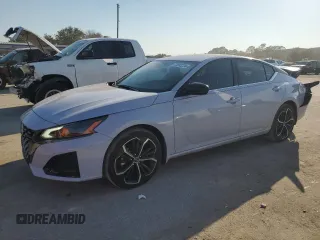 2024 Nissan Altima SR z VIN 1N4BL4CV7RN349516, wystawiony jako Copart lot #75892234 z przebiegiem 6 816 mil mil oraz Szkoda całkowita • Salvage title. Historia ofert i sprzedaży dostępna na DreamBid. Obrazek 1.