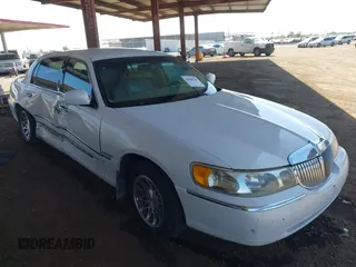 2000 Lincoln Town Car Signature z VIN 1LNHM82W1YY916055, wystawiony jako IAAI lot #42488210 z przebiegiem 189 149 mil mil oraz . Historia ofert i sprzedaży dostępna na DreamBid. Obrazek 1.