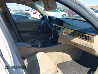 2006 BMW 3 Series 330i with VIN WBAVB335X6KS37226, listed as a IAAI auction lot 40297948 with 186,788 mi miles. Bid and sale history available at carsss.com. Image 5.