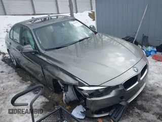 2016 BMW 3 Series 320i xDrive z VIN WBA8E5G5XGNU20345, wystawiony jako IAAI lot #41450461 z przebiegiem 155 607 mil mil oraz . Historia ofert i sprzedaży dostępna na DreamBid. Obrazek 1.