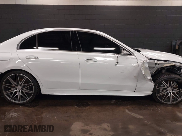 2024 Mercedes-Benz C 43 AMG z VIN W1KAF8HB8RR161248, wystawiony jako IAAI lot #42016332 z przebiegiem 3 161 mil mil oraz . Historia ofert i sprzedaży dostępna na DreamBid. Obrazek 13.