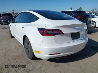 2023 Tesla Model 3 z VIN 5YJ3E1EA2PF410378, wystawiony jako IAAI lot #42265294 z przebiegiem 16 000 mil mil oraz . Historia ofert i sprzedaży dostępna na DreamBid. Obrazek 3.