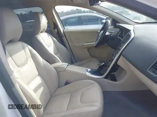 2015 Volvo XC60 T5 Drive-E Premier z VIN YV440MDB5F2610281, wystawiony jako IAAI lot #41479979 z przebiegiem 124 841 mil mil oraz . Historia ofert i sprzedaży dostępna na DreamBid. Obrazek 5.