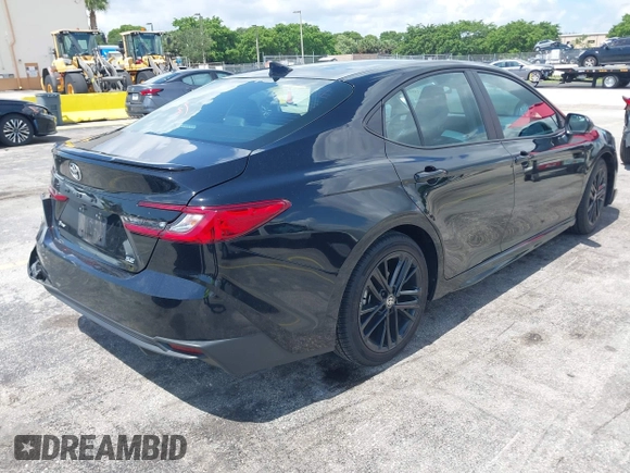 2025 Toyota Camry LE z VIN 4T1DAACK0SU024677, wystawiony jako IAAI lot #42468532 z przebiegiem 21 937 mil mil oraz . Historia ofert i sprzedaży dostępna na DreamBid. Obrazek 4.