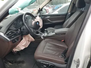 2015 BMW X5 xDrive35i z VIN 5UXKR0C53F0K61488, wystawiony jako Copart lot #57421645 z przebiegiem Nie podano mil oraz Szkoda całkowita • Salvage title. Historia ofert i sprzedaży dostępna na DreamBid. Obrazek 7.