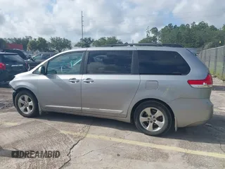 2014 Toyota Sienna LE AAS z VIN 5TDKK3DC8ES448581, wystawiony jako IAAI lot #39942249 z przebiegiem 158 131 mil mil oraz . Historia ofert i sprzedaży dostępna na DreamBid. Obrazek 14.