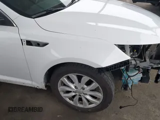 2015 Kia Optima EX z VIN 5XXGN4A71FG504390, wystawiony jako IAAI lot #42449045 z przebiegiem 171 352 mil mil oraz . Historia ofert i sprzedaży dostępna na DreamBid. Obrazek 18.