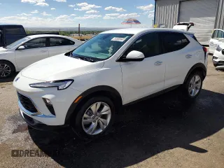 2024 Buick Encore GX Preferred z VIN KL4AMBS22RB089780, wystawiony jako Copart lot #63419325 z przebiegiem 18 706 mil mil oraz Czysty tytuł • Clean title. Historia ofert i sprzedaży dostępna na DreamBid. Obrazek 1.