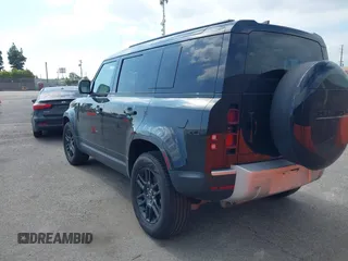 2025 Land Rover Defender S z VIN SALEJ7EX8S2357959, wystawiony jako IAAI lot #41910929 z przebiegiem 6 607 mil mil oraz . Historia ofert i sprzedaży dostępna na DreamBid. Obrazek 3.