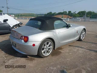 2003 BMW Z4 3.0i z VIN 4USBT53443LU04380, wystawiony jako IAAI lot #42422703 z przebiegiem 28 594 mil mil oraz . Historia ofert i sprzedaży dostępna na DreamBid. Obrazek 4.
