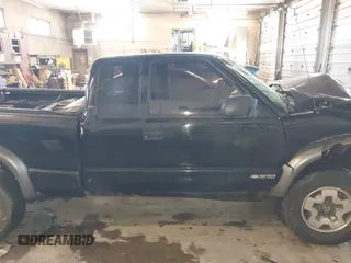 2002 Chevrolet S-10 LS with VIN 1GCCT19W328189054, listed as a IAAI auction lot 41660988 with 217,256 mi miles. Bid and sale history available at carsss.com. Image 13.