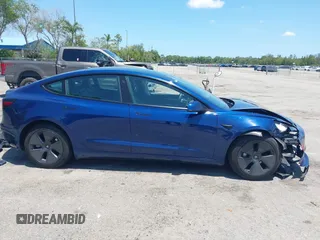 2022 Tesla Model 3 Long Range z VIN 5YJ3E1EB6NF106038, wystawiony jako IAAI lot #42214585 z przebiegiem 40 667 mil mil oraz . Historia ofert i sprzedaży dostępna na DreamBid. Obrazek 13.