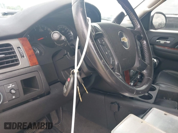 2009 Chevrolet Tahoe 2LT z VIN 1GNFC23059R156494, wystawiony jako IAAI lot #42423722 z przebiegiem Nie podano mil oraz . Historia ofert i sprzedaży dostępna na DreamBid. Obrazek 11.