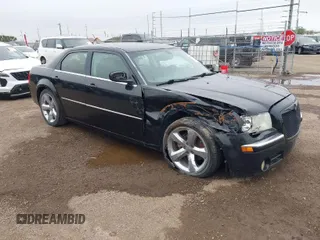 2008 Chrysler 300 z VIN 2C3LA33G68H187213, wystawiony jako IAAI lot #41571893 z przebiegiem 179 237 mil mil oraz . Historia ofert i sprzedaży dostępna na DreamBid. Obrazek 1.