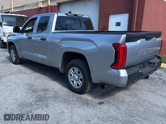 2022 Toyota Tundra SR z VIN 5TFKB5AA7NX016492, wystawiony jako Copart lot #53257685 z przebiegiem 16 896 mil mil oraz Czysty tytuł • Clean title. Historia ofert i sprzedaży dostępna na DreamBid. Obrazek 3.