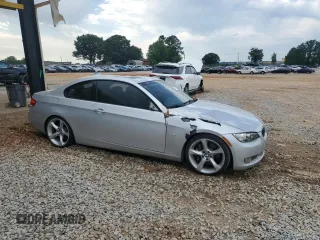 2009 BMW 3 Series 335i z VIN WBAWB73519P044563, wystawiony jako Copart lot #56112405 z przebiegiem 114 219 mil mil oraz Szkoda całkowita • Salvage title. Historia ofert i sprzedaży dostępna na DreamBid. Obrazek 4.