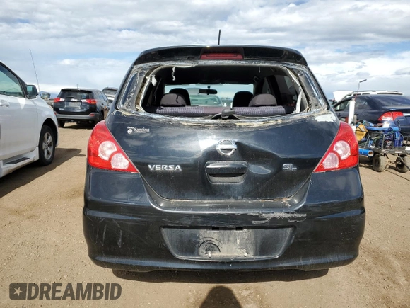 2010 Nissan Versa S z VIN 3N1BC1CP7AL394103, wystawiony jako Copart lot #54627535 z przebiegiem 181 881 mil mil oraz Czysty tytuł • Clean title. Historia ofert i sprzedaży dostępna na DreamBid. Obrazek 6.