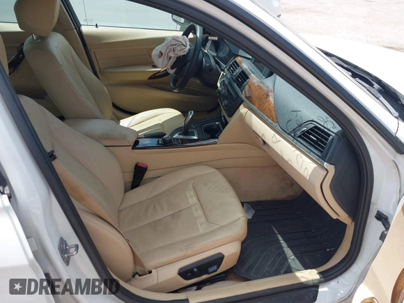 2013 BMW 3 Series 320i xDrive z VIN WBA3C3C54DF982676, wystawiony jako IAAI lot #42155003 z przebiegiem Nie podano mil oraz . Historia ofert i sprzedaży dostępna na DreamBid. Obrazek 5.