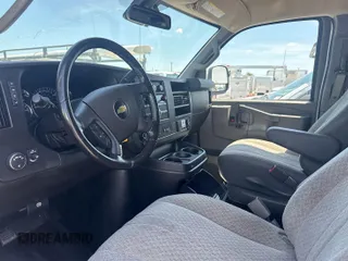 2020 Chevrolet Express Cargo z VIN 1GCWGAFGXL1252899, wystawiony jako IAAI lot #42473591 z przebiegiem 147 660 mil mil oraz . Historia ofert i sprzedaży dostępna na DreamBid. Obrazek 1.