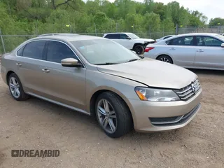 2015 Volkswagen Passat SE z VIN 1VWBV7A3XFC015671, wystawiony jako IAAI lot #41809970 z przebiegiem 192 712 mil mil oraz . Historia ofert i sprzedaży dostępna na DreamBid. Obrazek 1.