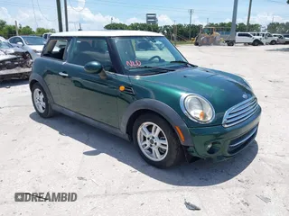 2011 MINI Hardtop z VIN WMWSU3C57BT093085, wystawiony jako IAAI lot #42492893 z przebiegiem 119 576 mil mil oraz . Historia ofert i sprzedaży dostępna na DreamBid. Obrazek 1.