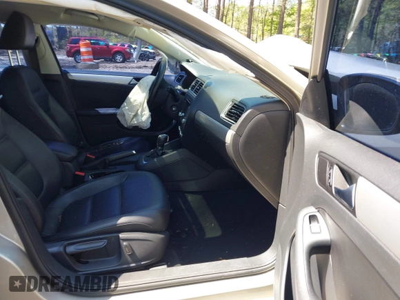 2013 Volkswagen Jetta SE with VIN 3VWDX7AJ9DM253430, listed as a IAAI auction lot 41997354 with 97,493 mi miles and . Bid and sale history available at DreamBid. Image 5.