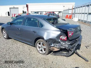 2013 Volkswagen Passat SE z VIN 1VWBH7A39DC048956, wystawiony jako IAAI lot #42039394 z przebiegiem 111 331 mil mil oraz . Historia ofert i sprzedaży dostępna na DreamBid. Obrazek 3.