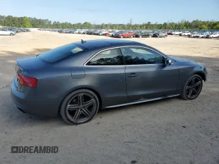 2013 Audi S5 Prestige z VIN WAUVGAFR9DA001304, wystawiony jako Copart lot #54165695 z przebiegiem 106 571 mil mil oraz Szkody całkowita. Historia ofert i sprzedaży dostępna na DreamBid. Obrazek 3.