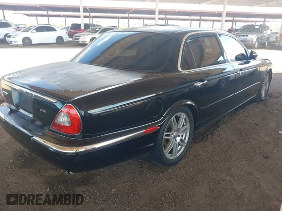 2005 Jaguar XJ Vanden Plas z VIN SAJWA82C05SG47589, wystawiony jako IAAI lot #42409697 z przebiegiem 222 598 mil mil oraz . Historia ofert i sprzedaży dostępna na DreamBid. Obrazek 4.