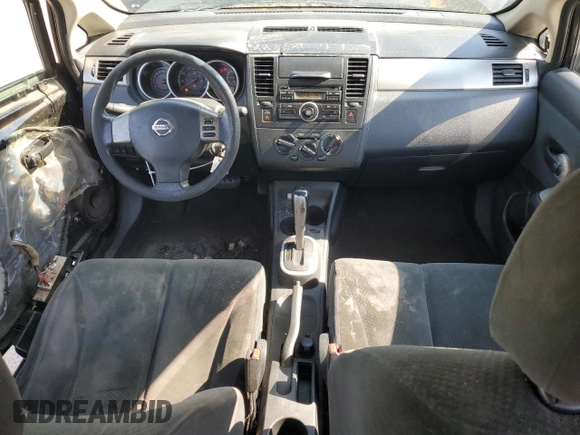 2010 Nissan Versa S z VIN 3N1BC1AP5AL360227, wystawiony jako Copart lot #55966485 z przebiegiem 197 936 mil mil oraz Szkoda całkowita • Salvage title. Historia ofert i sprzedaży dostępna na DreamBid. Obrazek 8.