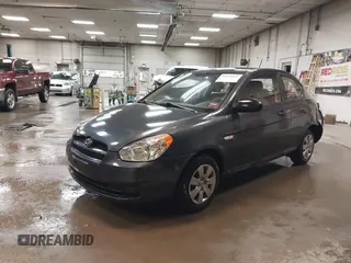 2008 Hyundai Accent GS z VIN KMHCM36CX8U083876, wystawiony jako IAAI lot #42254997 z przebiegiem 145 168 mil mil oraz . Historia ofert i sprzedaży dostępna na DreamBid. Obrazek 2.