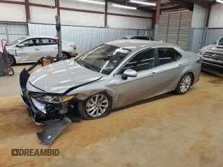 2024 Toyota Camry LE z VIN 4T1C11AK0RU209479, wystawiony jako Copart lot #54917735 z przebiegiem 24 756 mil mil oraz Szkody całkowita. Historia ofert i sprzedaży dostępna na DreamBid. Obrazek 1.