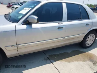2004 Mercury Grand Marquis GS z VIN 2MEFM74W54X673359, wystawiony jako IAAI lot #42441171 z przebiegiem 117 442 mil mil oraz . Historia ofert i sprzedaży dostępna na DreamBid. Obrazek 14.