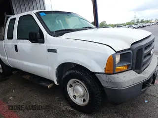 2005 Ford F-250 XL z VIN 1FTNX20585EB69766, wystawiony jako IAAI lot #42469690 z przebiegiem 151 197 mil mil oraz . Historia ofert i sprzedaży dostępna na DreamBid. Obrazek 10.