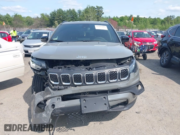 2023 Jeep Compass Latitude Lux z VIN 3C4NJDFN8PT531229, wystawiony jako IAAI lot #42383427 z przebiegiem 6 979 mil mil oraz . Historia ofert i sprzedaży dostępna na DreamBid. Obrazek 12.