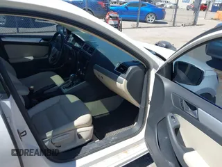 2013 Volkswagen Jetta SE z VIN 3VWDX7AJ4DM424276, wystawiony jako IAAI lot #41878223 z przebiegiem 152 789 mil mil oraz . Historia ofert i sprzedaży dostępna na DreamBid. Obrazek 5.