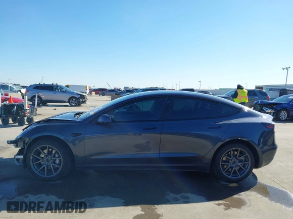 2022 Tesla Model 3 Long Range z VIN 5YJ3E1EB9NF197127, wystawiony jako IAAI lot #41366323 z przebiegiem 56 559 mil mil oraz . Historia ofert i sprzedaży dostępna na DreamBid. Obrazek 15.