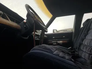 1991 Mercury Grand Marquis z VIN 2MECM75F9MX641760, wystawiony jako Copart lot #59421315 z przebiegiem 47 764 mil mil oraz Czysty tytuł • Clean title. Historia ofert i sprzedaży dostępna na DreamBid. Obrazek 7.