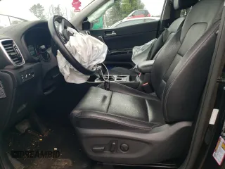 2020 Kia Sportage EX z VIN KNDPNCAC1L7779818, wystawiony jako Copart lot #51934025 z przebiegiem 77 170 mil mil oraz Szkoda całkowita • Salvage title. Historia ofert i sprzedaży dostępna na DreamBid. Obrazek 7.