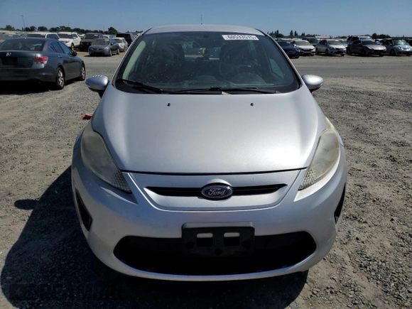 2013 Ford Fiesta SE z VIN 3FADP4EJ9DM191531, wystawiony jako Copart lot #60533515 z przebiegiem 179 639 mil mil oraz Czysty tytuł • Clean title. Historia ofert i sprzedaży dostępna na DreamBid. Obrazek 5.