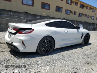 2022 BMW M8 Competition z VIN WBSAE0C06NCH19837, wystawiony jako Copart lot #56768815 z przebiegiem 27 088 mil mil oraz Szkoda całkowita • Salvage title. Historia ofert i sprzedaży dostępna na DreamBid. Obrazek 3.