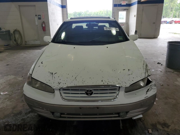 1998 Toyota Camry LE z VIN 4T1BF22K1WU048928, wystawiony jako Copart lot #57654365 z przebiegiem 132 087 mil mil oraz Czysty tytuł • Clean title. Historia ofert i sprzedaży dostępna na DreamBid. Obrazek 5.