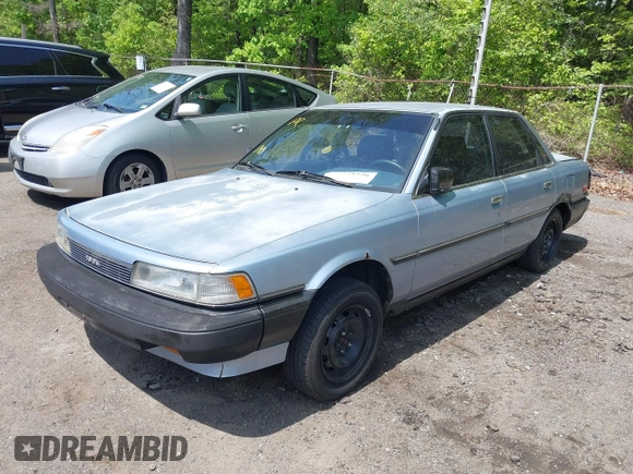 1988 Toyota Camry z VIN JT2SV21E1J3181554, wystawiony jako IAAI lot #42158520 z przebiegiem 167 012 mil mil oraz . Historia ofert i sprzedaży dostępna na DreamBid. Obrazek 2.