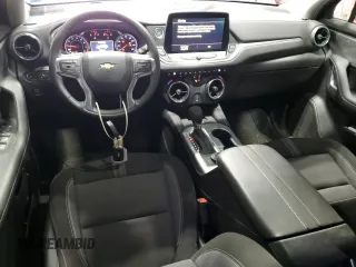 2023 Chevrolet Blazer LT z VIN 3GNKBCR43PS235724, wystawiony jako Copart lot #55221845 z przebiegiem 13 966 mil mil oraz Szkody całkowita. Historia ofert i sprzedaży dostępna na DreamBid. Obrazek 8.