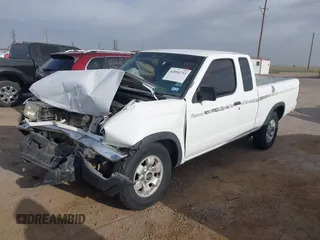 1998 Nissan Frontier XE z VIN 1N6DD26S7WC389105, wystawiony jako IAAI lot #42054733 z przebiegiem 164 453 mil mil oraz . Historia ofert i sprzedaży dostępna na DreamBid. Obrazek 2.