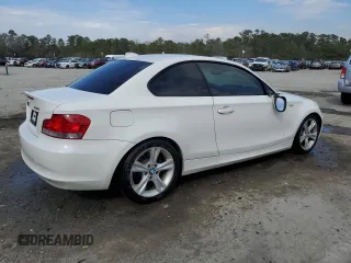 2011 BMW 1 Series 128i z VIN WBAUP7C51BVP21668, wystawiony jako Copart lot #46258635 z przebiegiem 111 911 mil mil oraz Szkody całkowita. Historia ofert i sprzedaży dostępna na DreamBid. Obrazek 3.