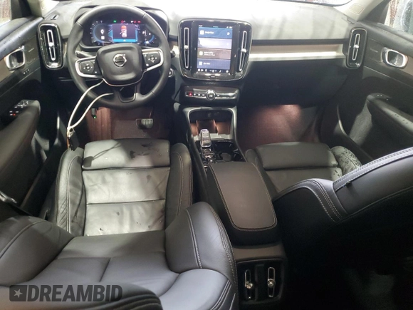 2023 Volvo XC40 Ultimate Dark Theme z VIN YV4L12UX3P2952998, wystawiony jako Copart lot #52724585 z przebiegiem 5578 mil mil oraz Tytuł czysty. Historia ofert i sprzedaży dostępna na DreamBid. Obrazek 8.