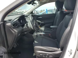2023 Buick Encore GX Select с VIN KL4MMDSL1PB001803, выставлен на аукционе Copart как лот 56689455 с пробегом 35 214 миль миль и Списание • Salvage title. История ставок и продаж доступна на DreamBid. Изображение 7.